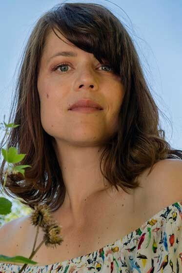 Emma Klingenberg backdrop