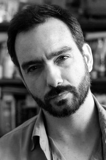 Théo Court backdrop