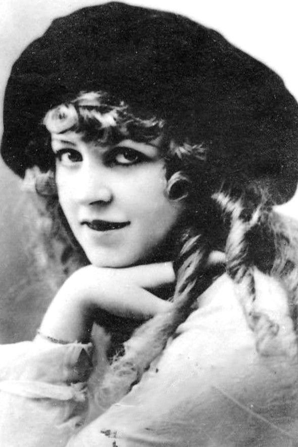 Alma Hanlon backdrop