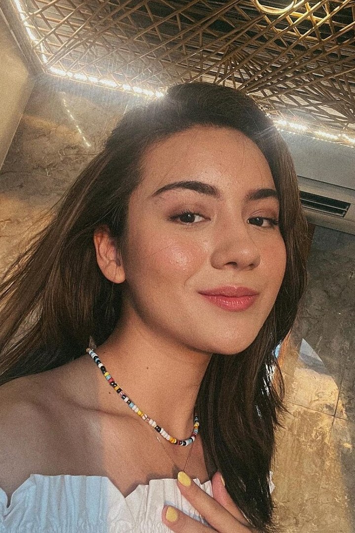 Ersya Aurelia backdrop