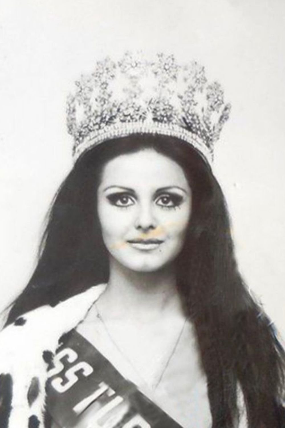 Asuman Tuğberk backdrop