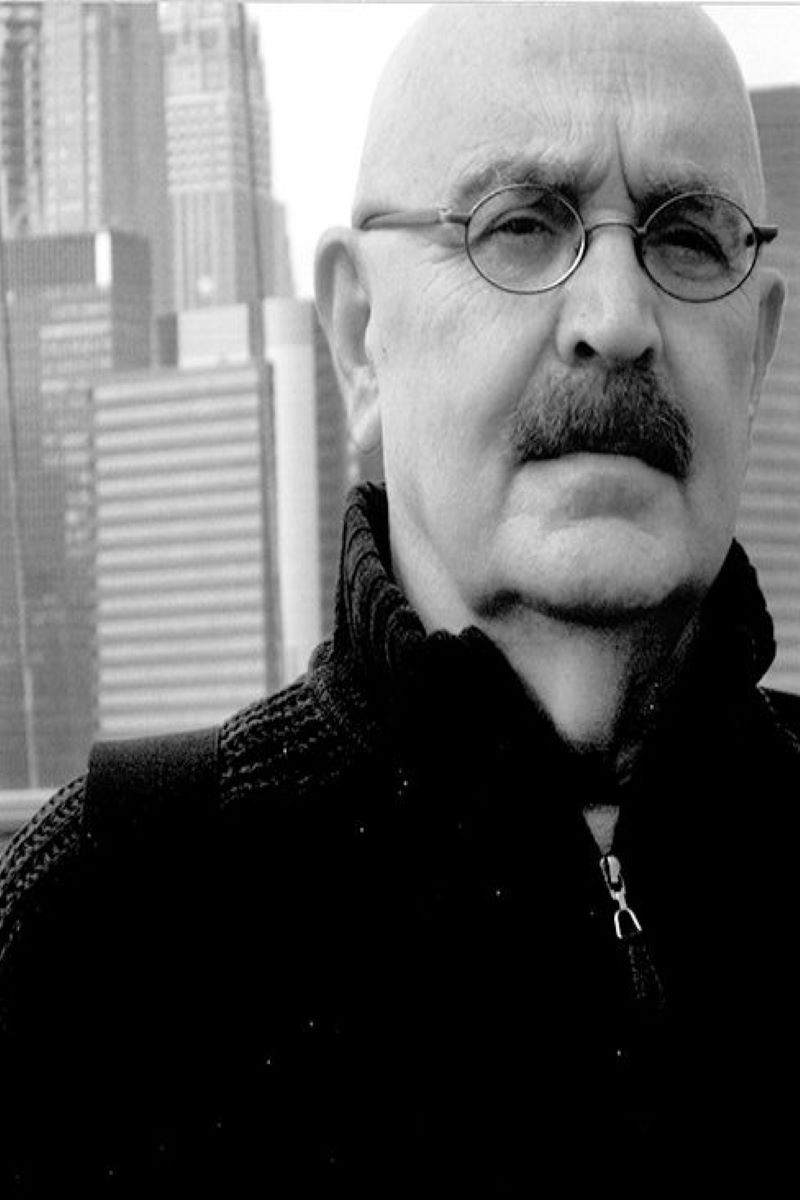 Eduardo Ladrón de Guevara backdrop