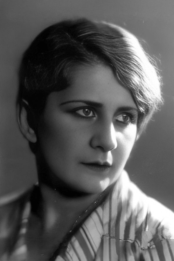 Halide Pişkin backdrop