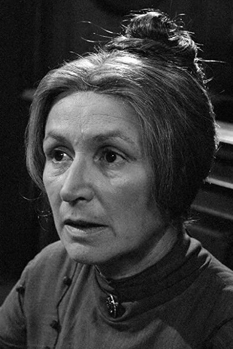 Nina Popelíková backdrop