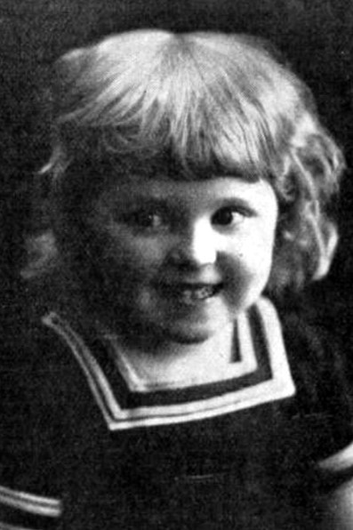 Lily Frederiksen backdrop