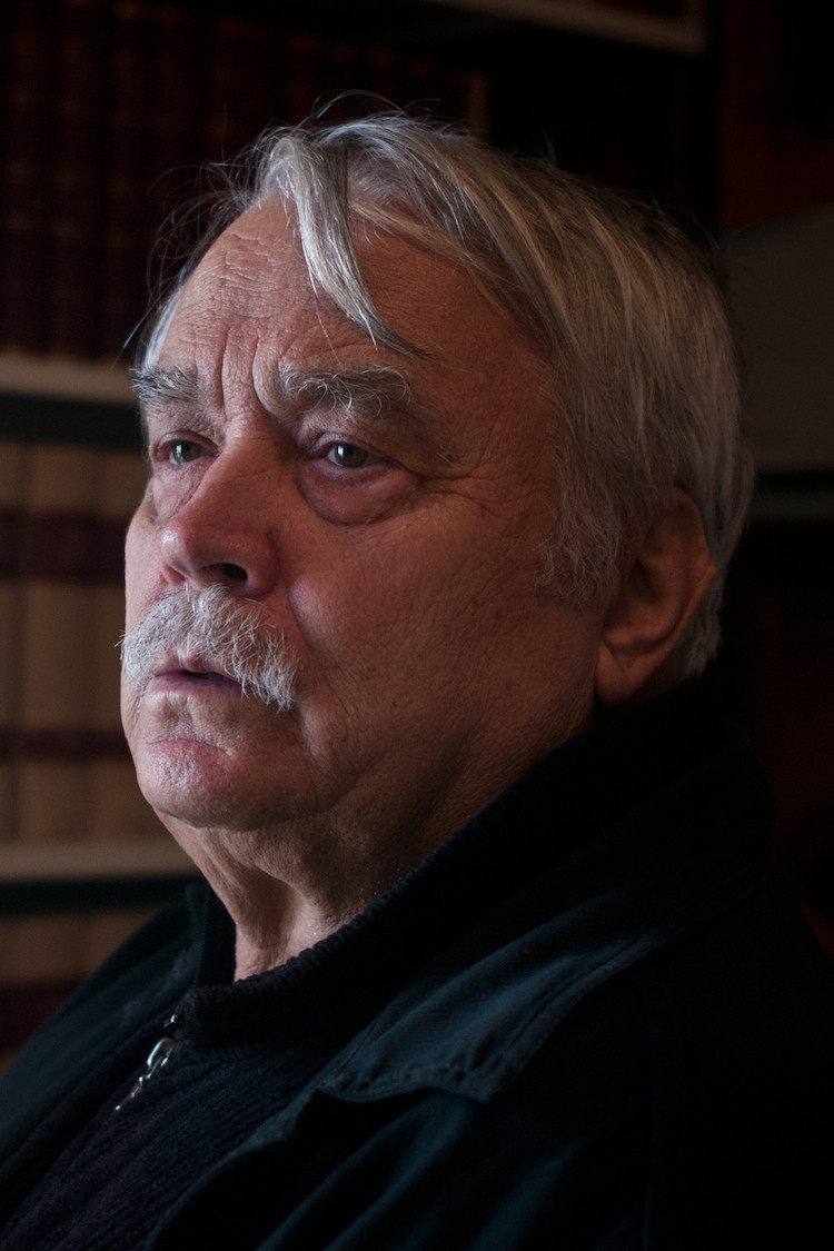 Lakis Papastathis backdrop