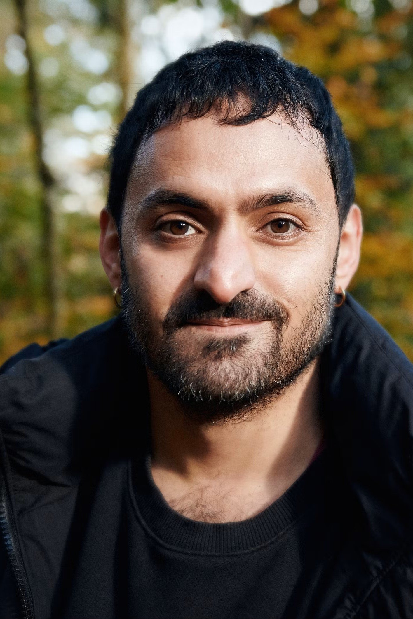 Alireza Bayram backdrop