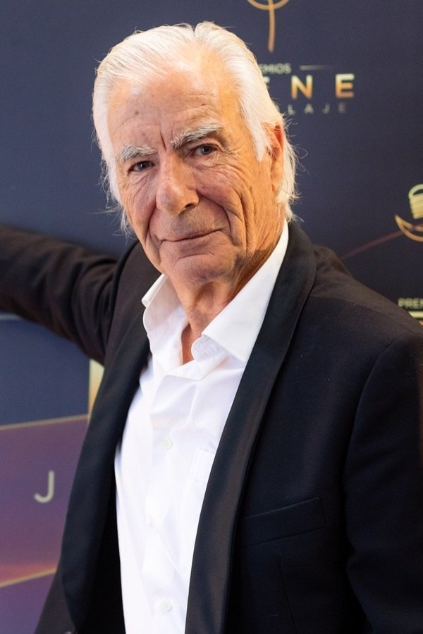 Héctor Cantolla backdrop