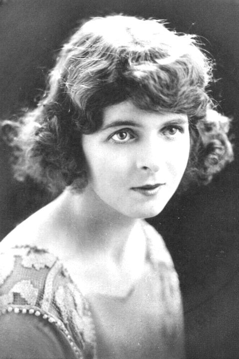 Flora le Breton: Flora le Breton backdrop