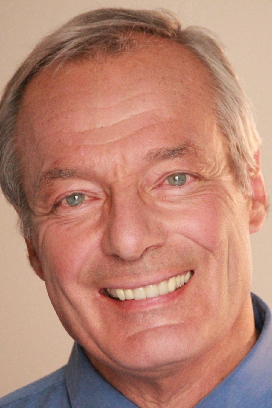 Louis Dezseran backdrop