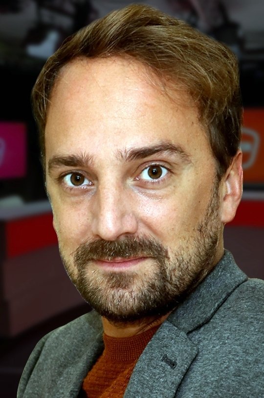 Louis-Julien Petit backdrop