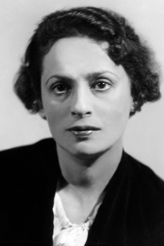 Mariya Sinelnikova backdrop