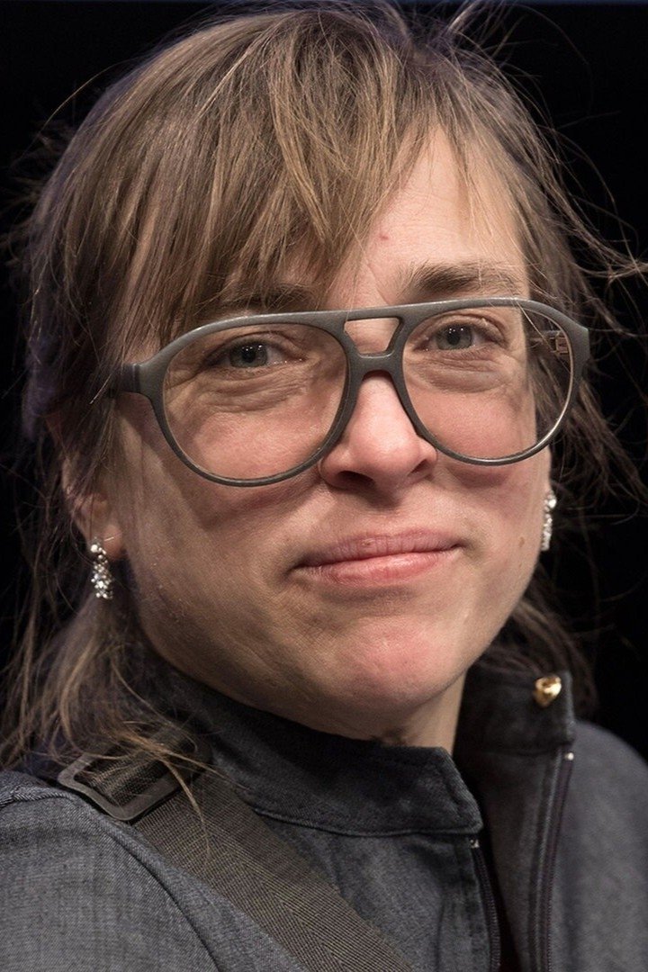 Maike Mia Höhne backdrop