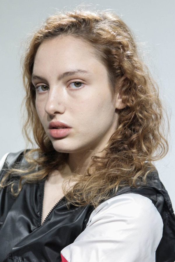 Mora Arenillas backdrop