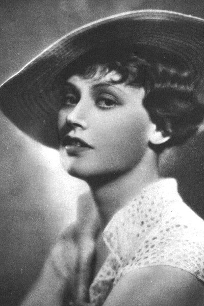 Manja Behrens backdrop