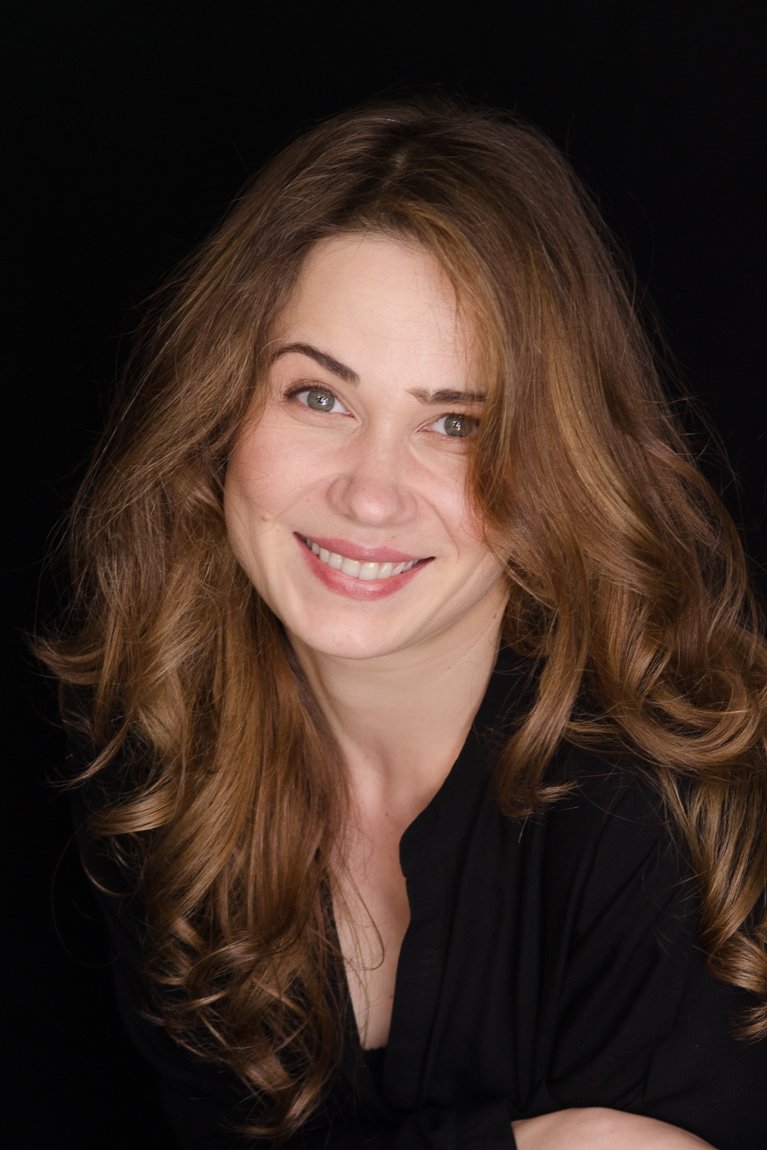 Iulia Lumânare backdrop