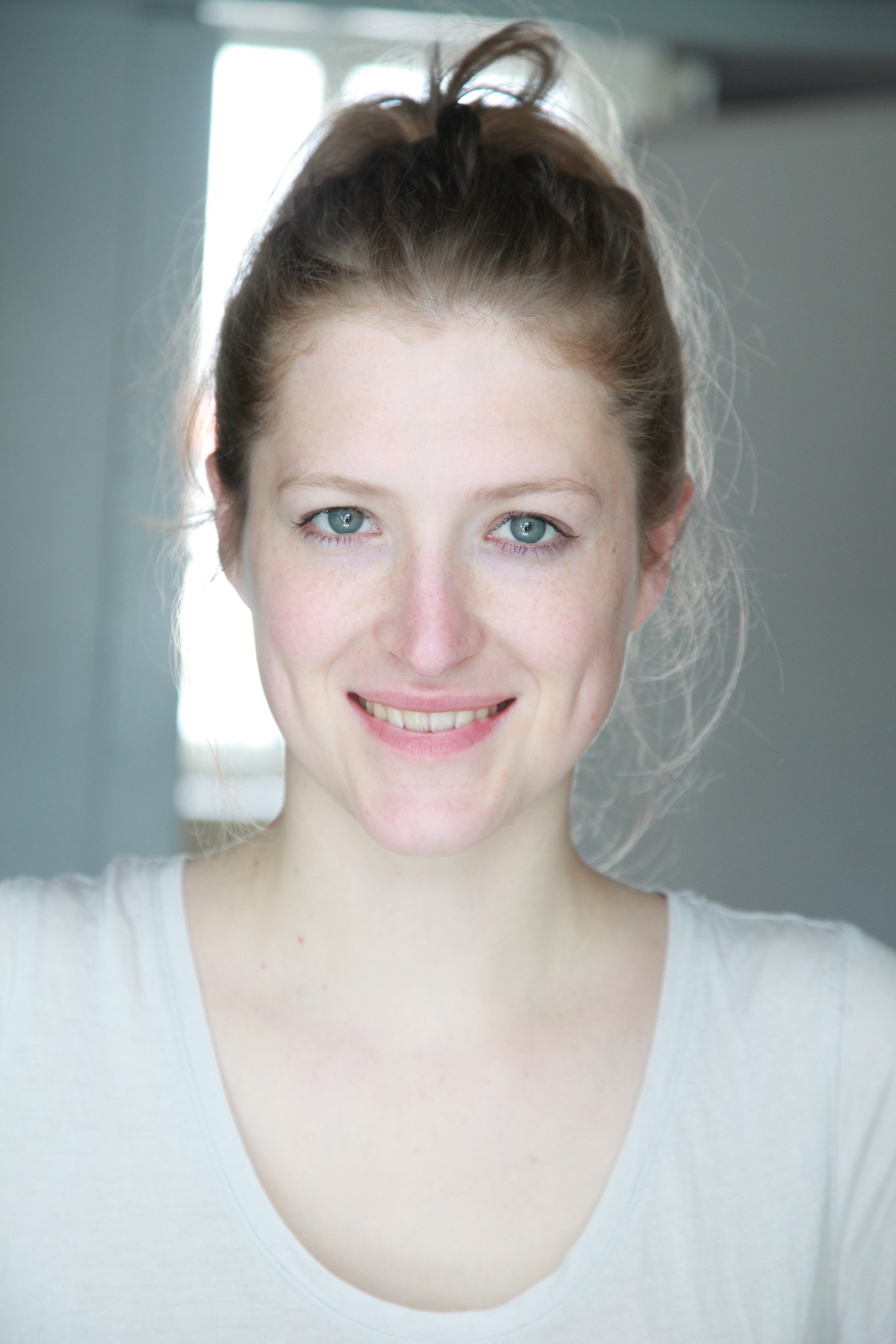 Lola Klamroth backdrop