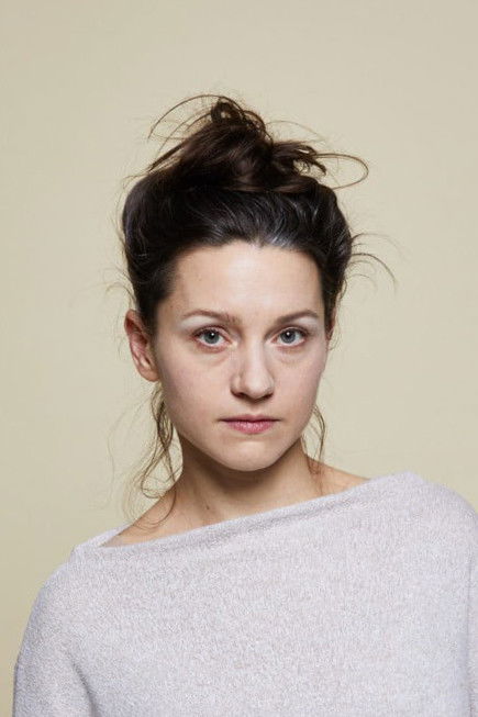 Hana Kusnjerová backdrop