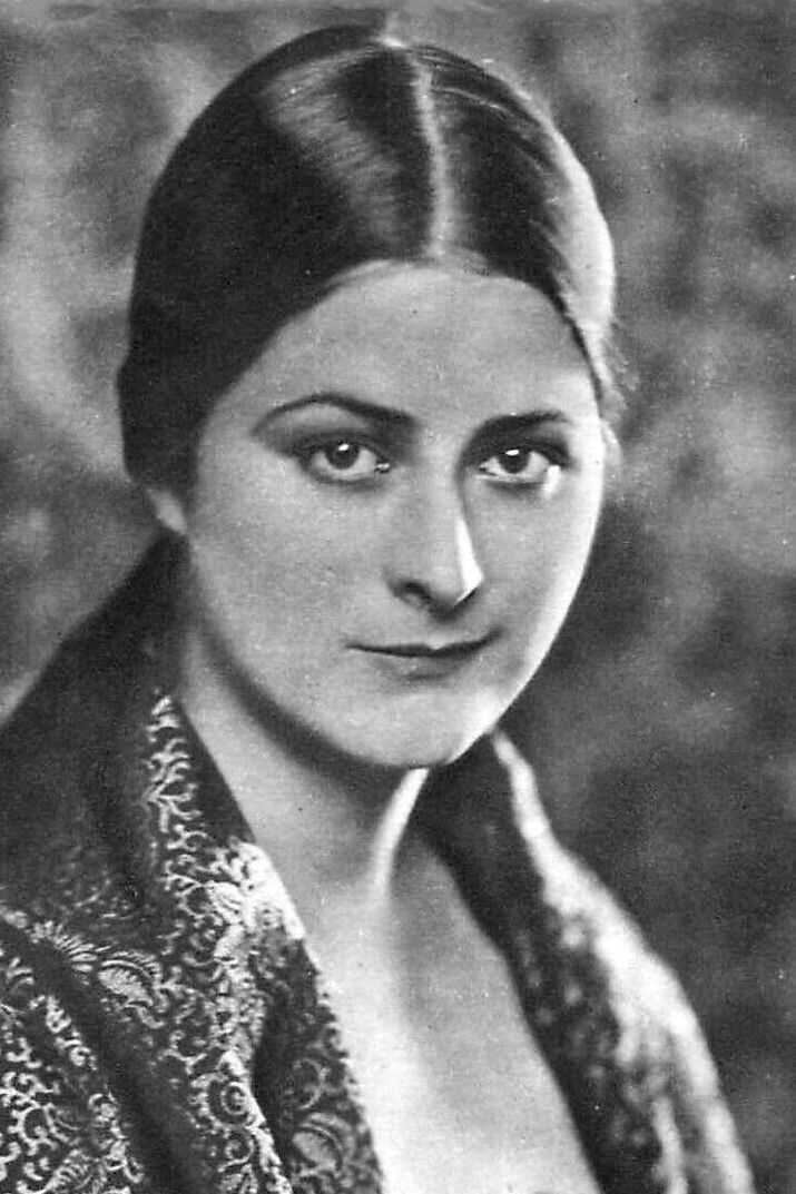 Helen Broneau backdrop