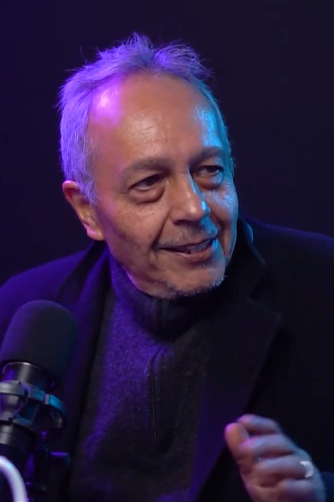 Gerardo Lara backdrop