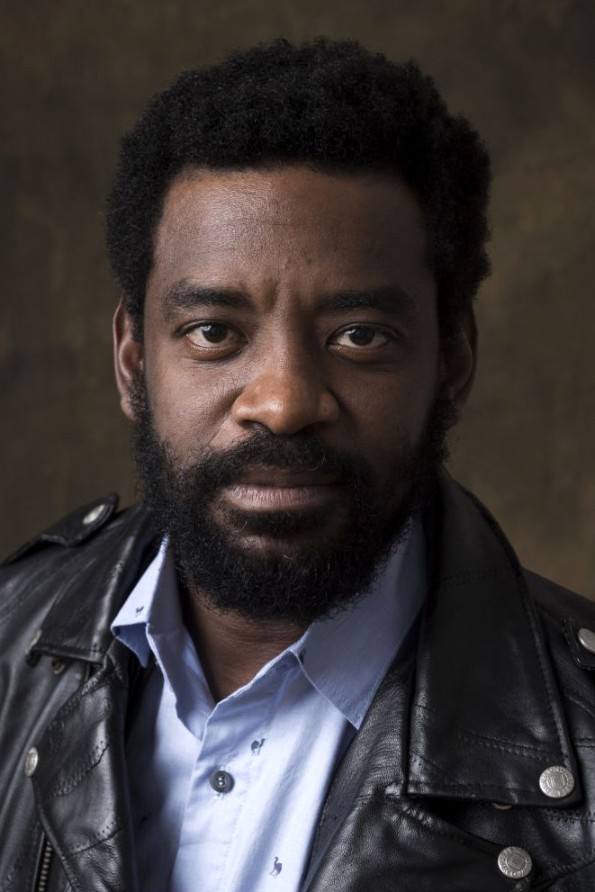 Fabrício Boliveira backdrop