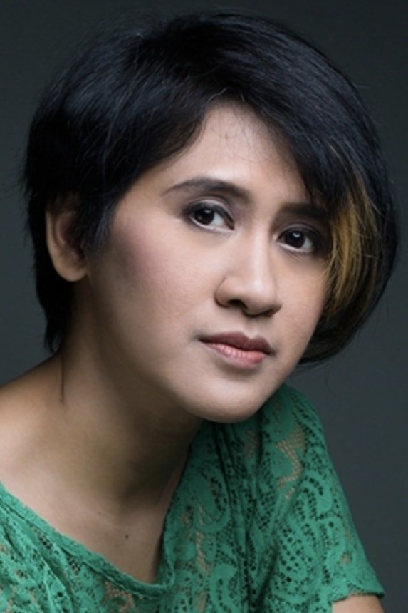 Aline Jusria backdrop