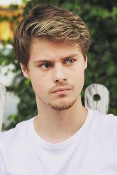 Mitçell Kumen backdrop