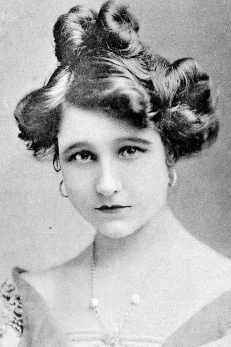 Dora De Winton backdrop