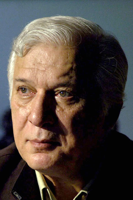 Khosrow Sinai backdrop