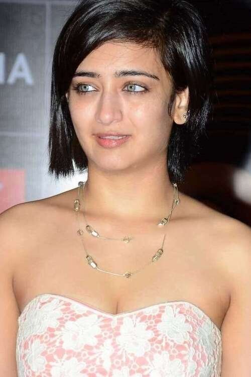 Akshara Haasan backdrop
