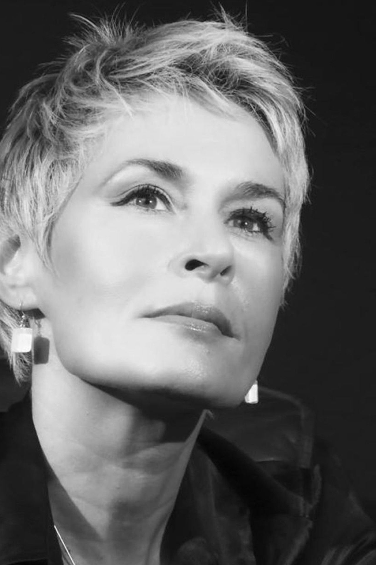 Elvira Dones backdrop