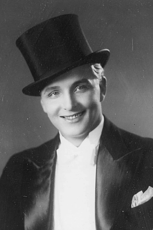 Leo Lähteenmäki backdrop