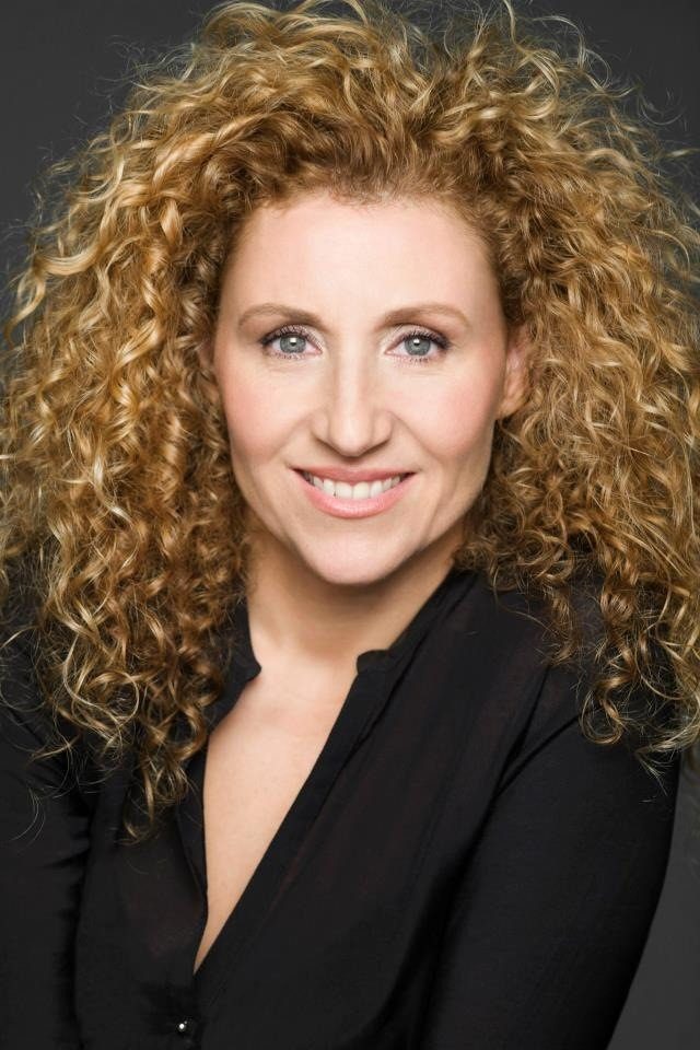 Mónica Vic backdrop