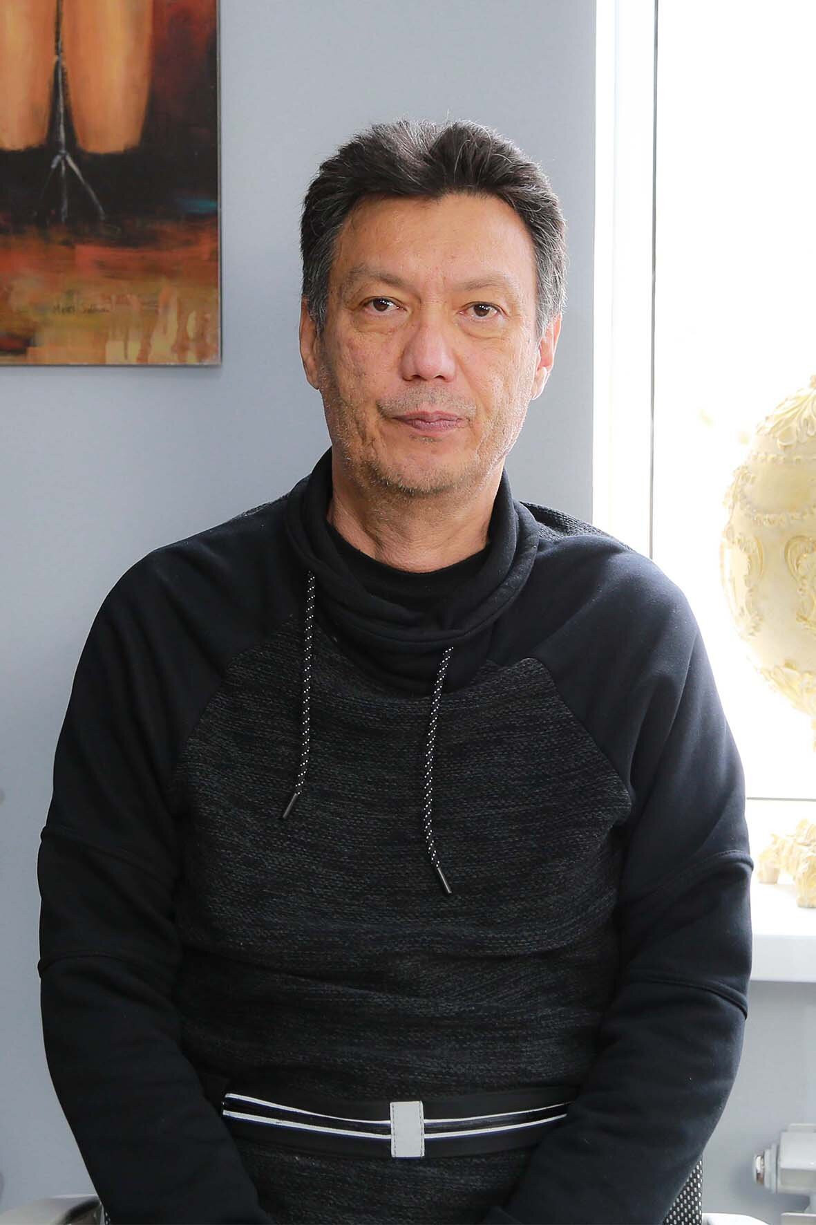 Amir Karakulov backdrop