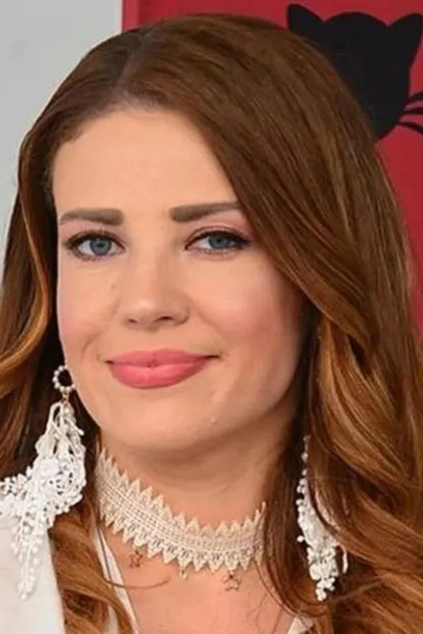 Esra Sönmezer backdrop