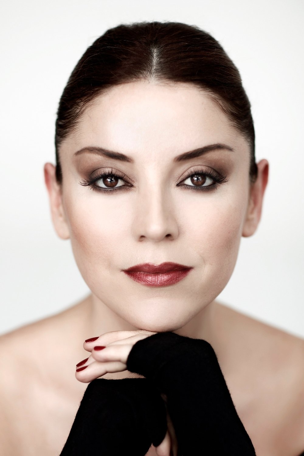 Aşkın Nur Yengi backdrop