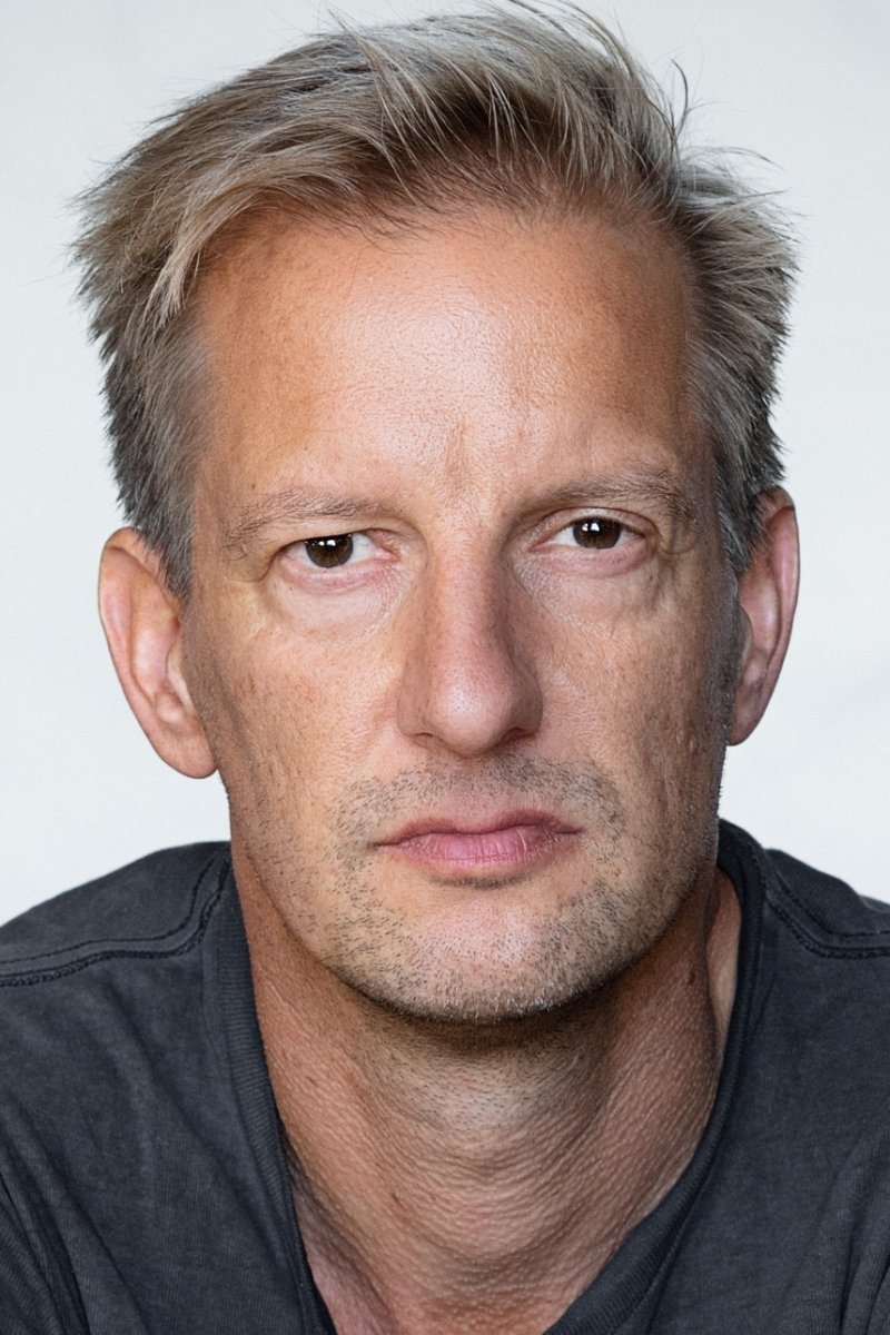 Thomas Biehl backdrop