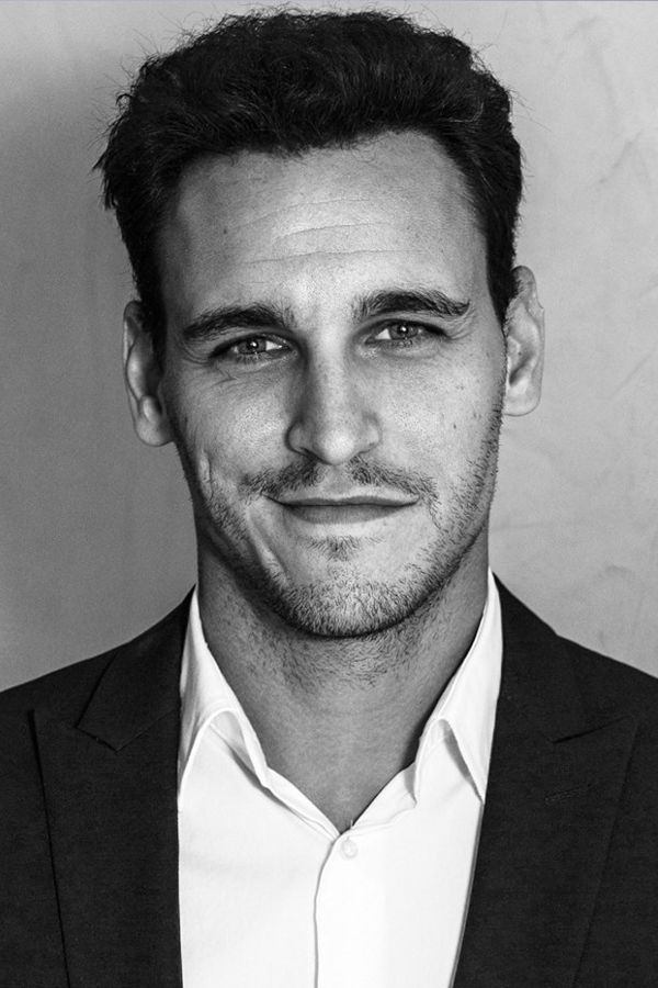 Ricard Sales backdrop