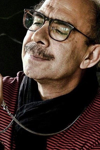 Kioumars Derambakhsh backdrop