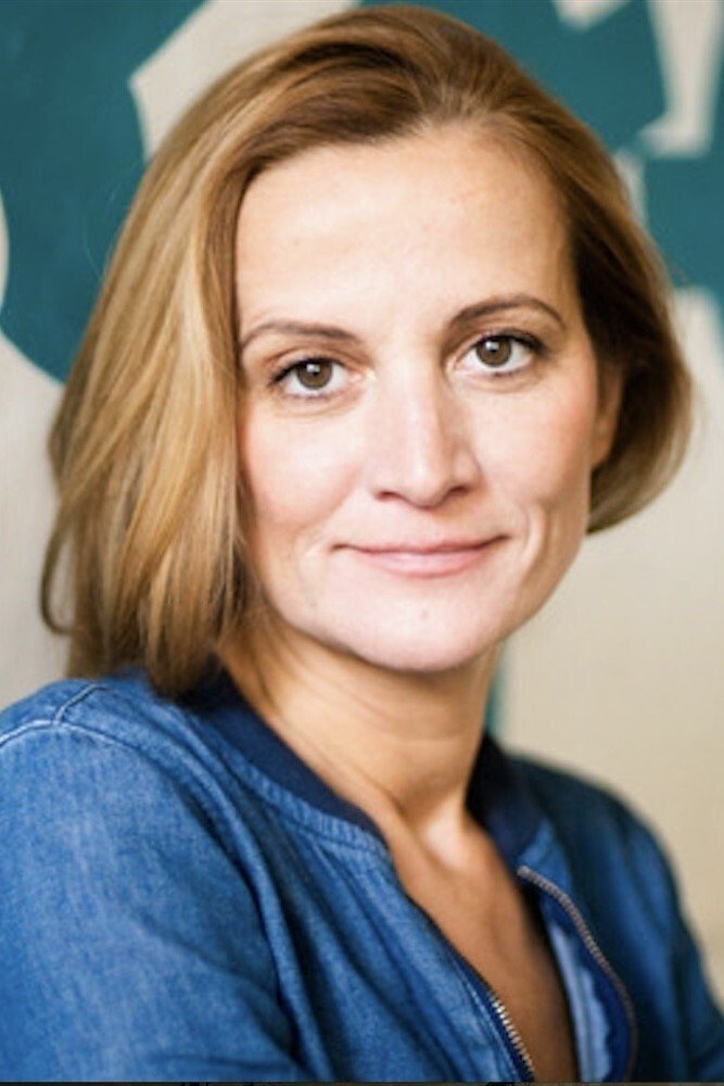 Estelle Larrivaz backdrop