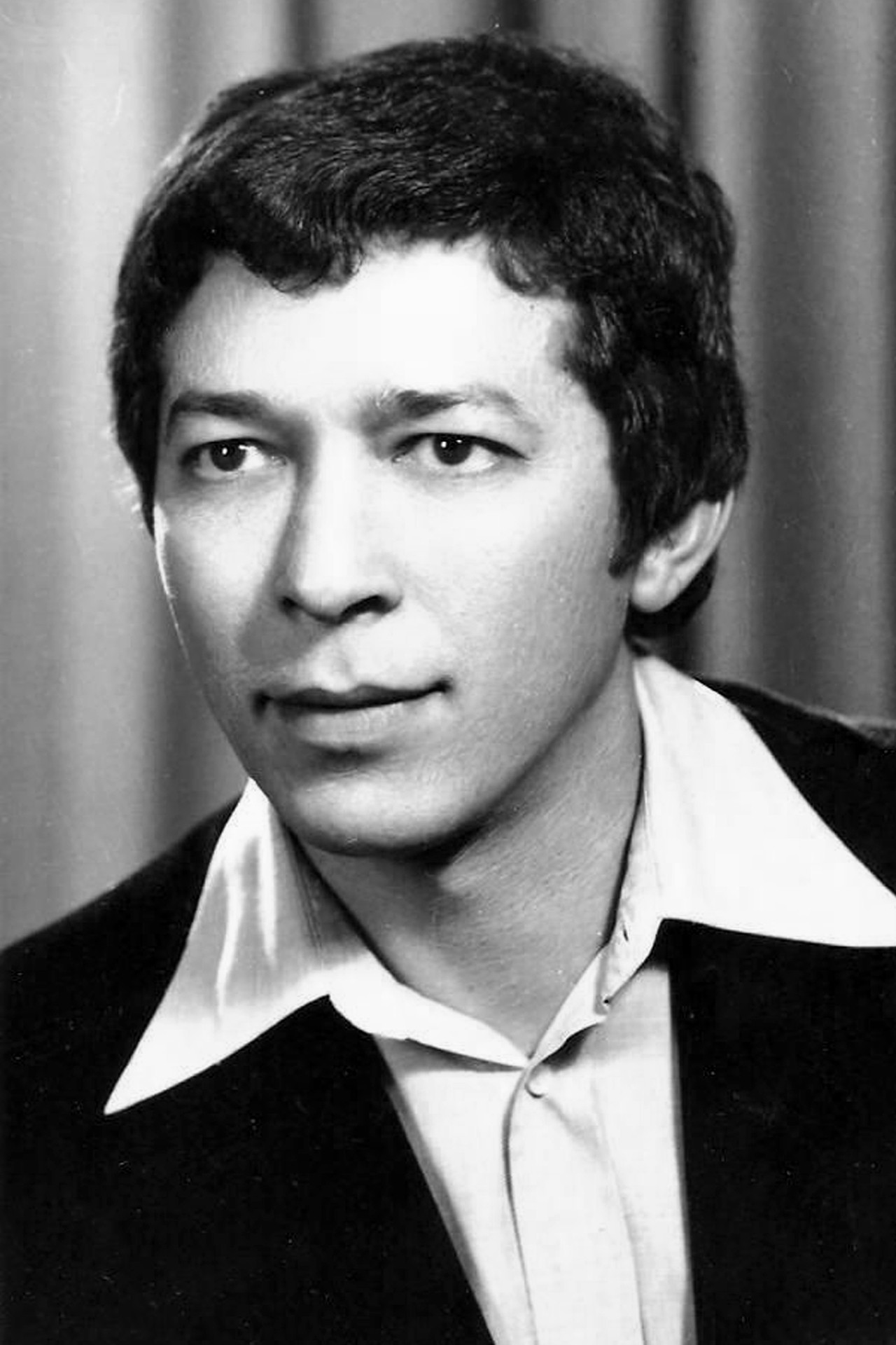 Tahar Kebaili backdrop