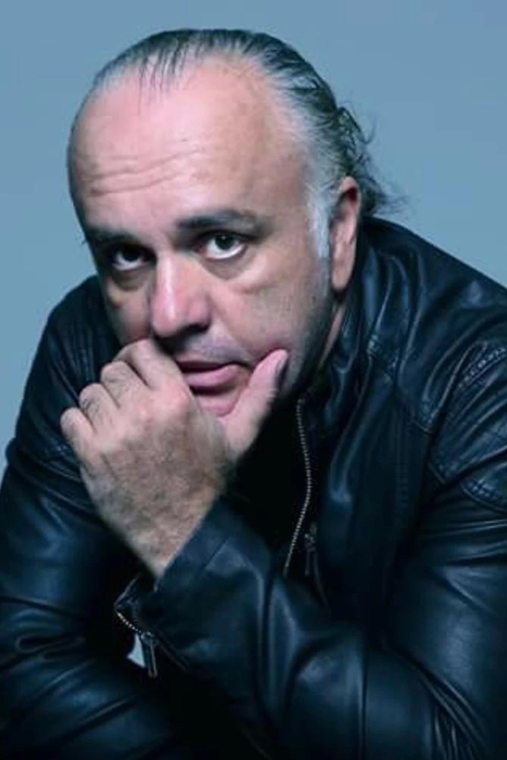 Sunaj Raça backdrop