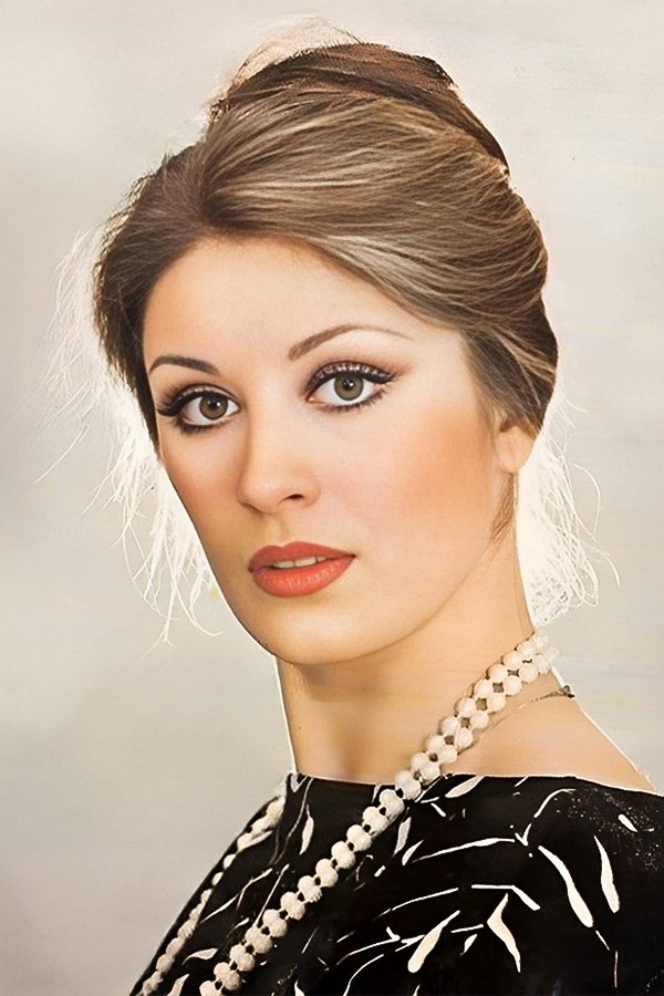 Gylshen Bubikoglu backdrop