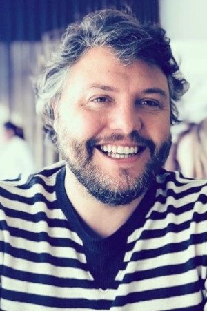 César Mourão backdrop