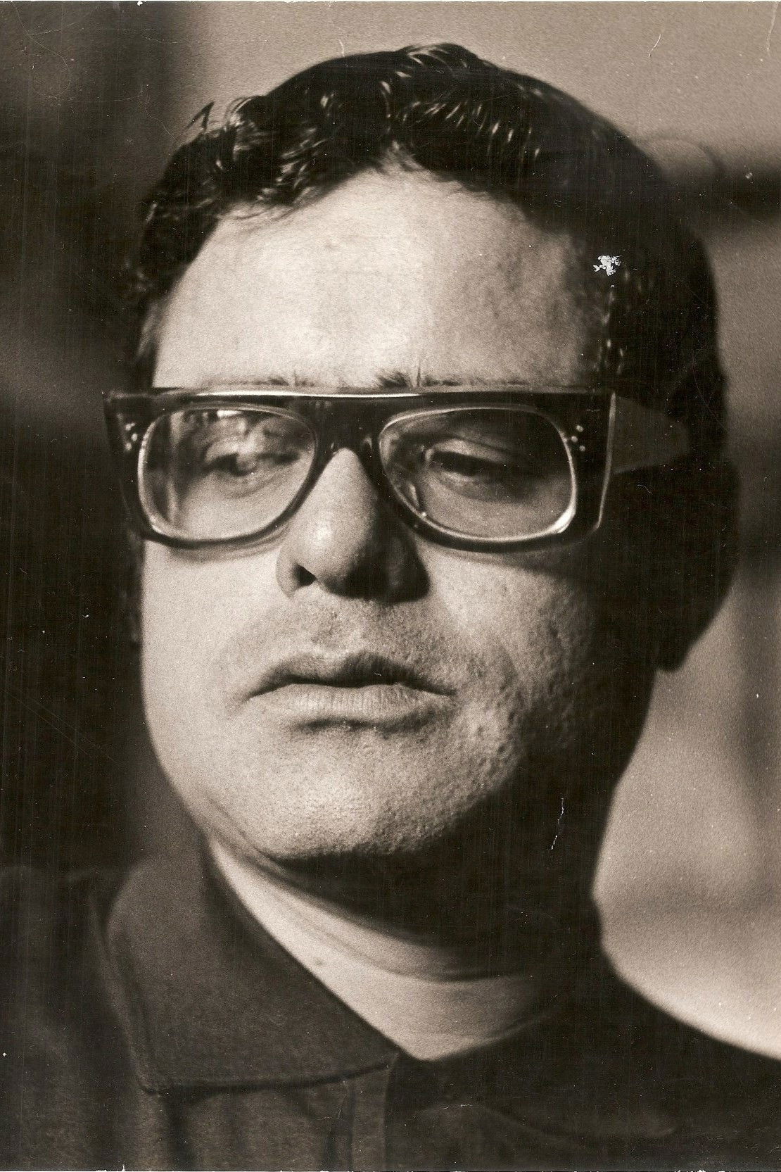 Adriano González León backdrop