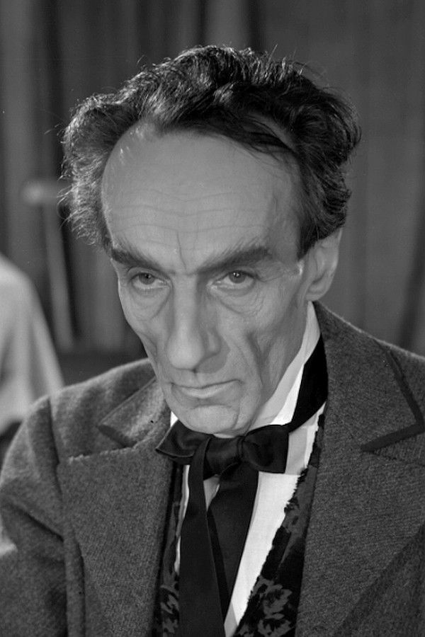 Roman Niewiarowicz backdrop