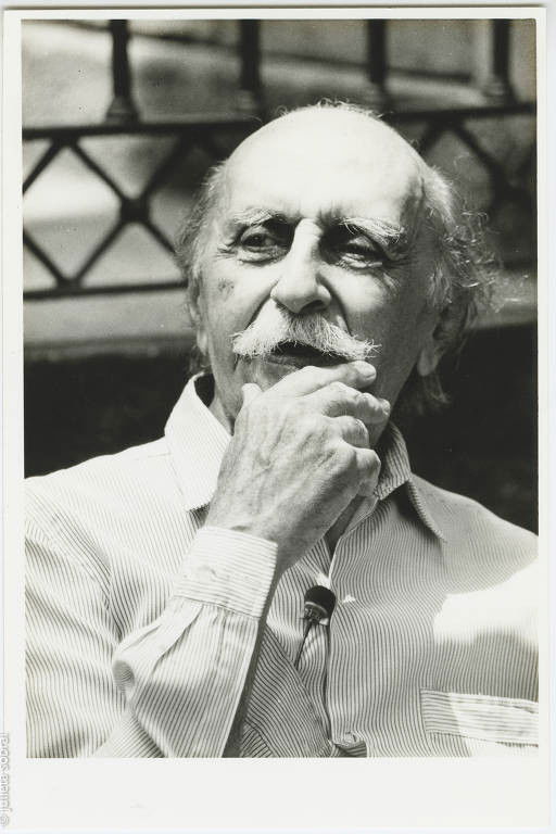 Lúcio Costa backdrop