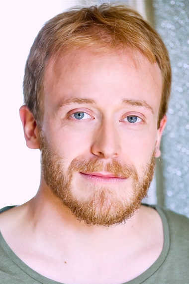 Léo Reynaud backdrop