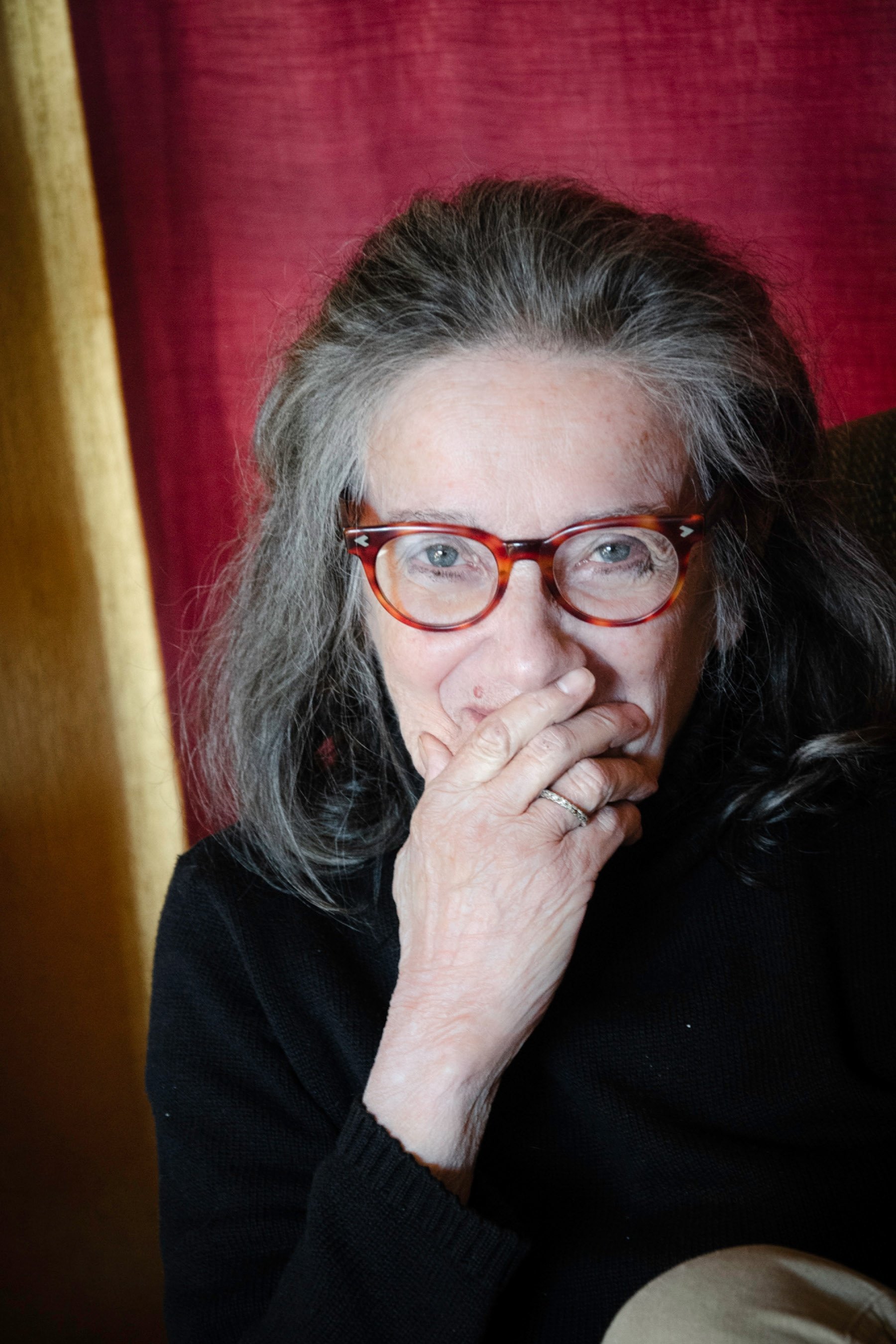 Luna Alkalay backdrop