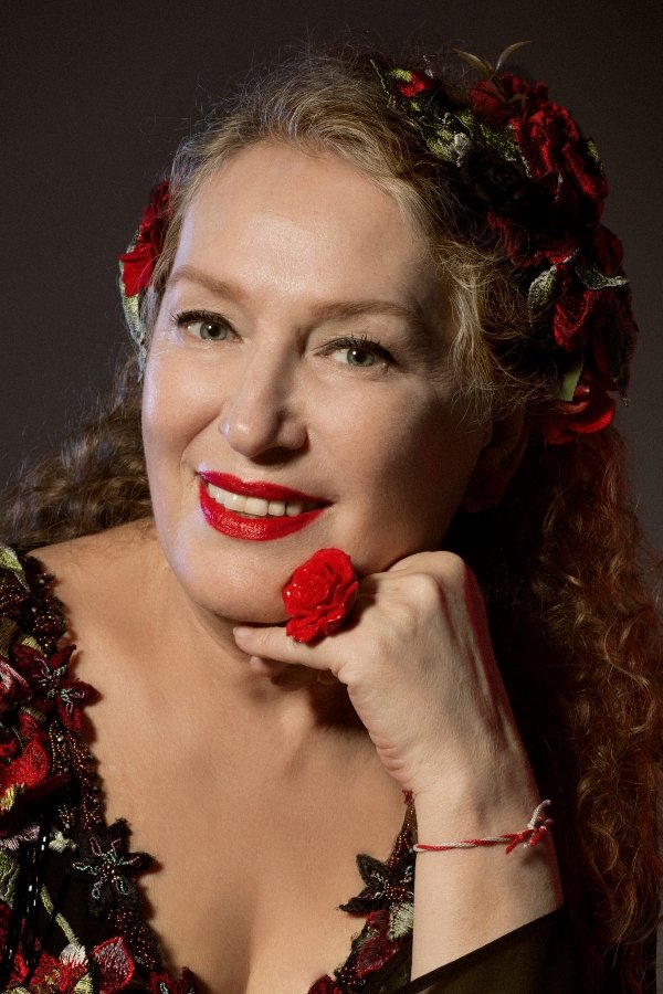 Suzan Kardeş backdrop